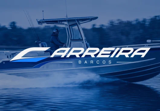 Barco center console Carreira Barcos em movimento, com a marca aplicada no casco